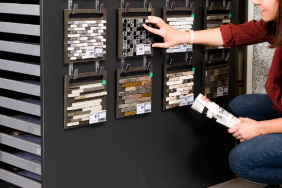 Person betrachtet Fliesenmuster